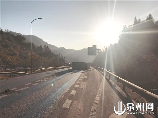 路面结冰,货车失控翻车。